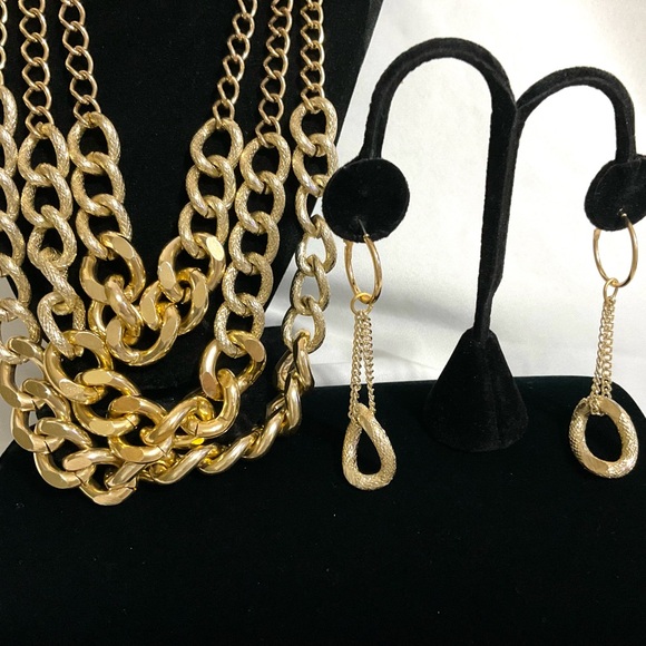 VINTAGE GOLDTONE CHAIN NECKLACE & EARRINGS - Picture 2 of 10